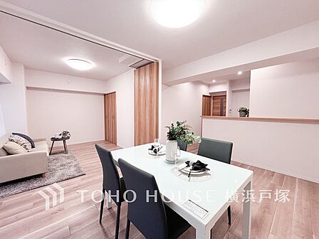 【Living room】広々としたリビングダイニングは、シックでモダンな内装。落ち着いた雰囲気に包まれて、伸びやかな空間の中で、ゆったりと家族団らんのひとときを過ごせます。
