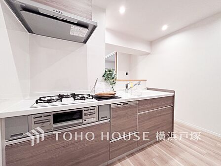 【Kitchen】内装の主役でもあり、日常活躍する重要な水回りでもあるからこそ機能性・デザイン性に力を入れております。お手入れのしやすいシステムキッチンを採用しております。