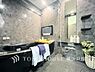浴室：【Bathroom】まるでホテルのような上質空間。スタイリッシュな黒いバスタブと壁掛けテレビで、日々の疲れを忘れ、心ゆくまでリラックスできる浴室です。