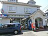 周辺：新鮮な鎌倉野菜や湘南しらす手あげもち、湘南ドライカレーなどの地元商品を取り扱っています。また、鎌倉日進堂の焼きたてパンやしたワイン、ハワイのビールも販売しています。