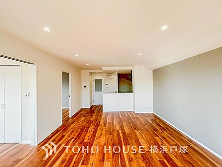 【Living room】ここにはみんなが集い、食事と楽しい会話が始まる。話に夢中になりすぎて、ついつい時を忘れてしまう。そんな束の間の幸せを感じさせてくれる場所。