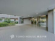 【Entrance】上品で清潔感があるエントランスは住人やゲストを迎え入れ、そして送り出す場にふさわしい上質な空間です。プライベート感が高まるシックな装いのエントランス。