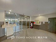 【Entrance】洗練と温もりが調和するエントランスホール。訪れる人を心地よく迎え、特別な空間への期待感を高めます。