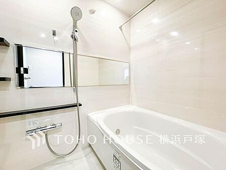 【Bathroom】1日の疲れを取り心身を癒すことができる住まいの中のリラクゼーション空間、リラックスできるよう優しいカラーをチョイスしました。時を忘れるほどのんびりできる空間に。
