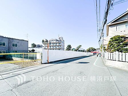 【Frontal road】忙しく過ぎゆく日常を置き去るほど、ゆったりした時間が流れる住環境。「快適」は「家」と「街」と「環境」が調和した時に訪れるだと改めて感じさせてくれます。