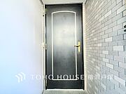 【Entrance】清潔感溢れる玄関がお出迎えする本邸宅の物語は、ここから始まる日常を期待させます。この場所には「希望」と「優越」で包み込んでくれる「特別」な空間があります。