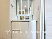 【Powder room】三面鏡裏収納で小物もすっきり片付く洗面所。明るい照明が朝の身支度をサポートし、家族みんなが気持ちよく一日をスタートできます。