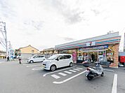 セブンイレブン横浜東本郷5丁目店(500m)飲食料品や生活雑貨を取り揃え、周辺住民や通勤・通学者に便利なサービスを提供しています。ATMや宅配便受付などもあり、地域の暮らしをサポートしています。