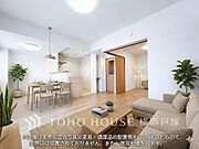 【Living room】柔らかな色合いのフローリングと清潔感の溢れるクロスが明るい空間を創り出しているリビングダイニング。憩いの場に相応しく、ここで楽しむ家族の時間が絆をより深めてくれそうです。