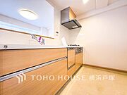 【Kitchen】長い時間滞在するキッチンだからこそ、食事の準備を楽しい時間に、忙しい時でもスムーズに無駄なく作業できる、お手入れも簡単にできるなど、毎日を楽しくするキッチンスペースに仕上げました。