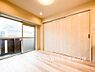 寝室：【Room】1日の疲れを癒し、心地よく寛げるようゆったりとした広さを確保しています。プライベートタイムをより優雅に穏やかに…。落ち着いた雰囲気を紡ぎます。