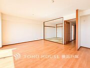 【Living room】明るく開放的な空間が広がるLDK。室内には豊かな陽光が注ぎ込み、爽やかな住空間を演出。ホームパーティーでもゲストと一緒に料理を楽しみながら楽しい時間を過ごせそう。
