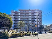 【Appearance】時代の流れに惑わされないシックなカラートーンで街並みに溶け込む外観は、主張し過ぎず、また平凡になり過ぎず絶妙なコントラストで輝きを放ちます。