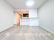 【Living room】柔らかな色合いのフローリングと清潔感の溢れるクロスが明るい空間を創り出しているリビングダイニング。憩いの場に相応しく、ここで楽しむ家族の時間が絆をより深めてくれそうです。