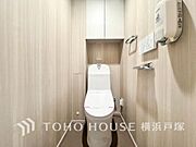 【Toilet】いつまでも清潔な空間であって頂けますように、目に留まるだけではなく、汚れをふき取り易いフロアと壁紙をチョイス致しました。洗浄便座になっておりますので、とても清潔にご使用いただけます。