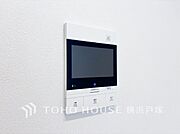 誰が来てもわかる様にモニター付きインターホンを設置。快適と安らぎを合わせた優しい設計。