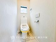 【Toilet】いつまでも清潔な空間であって頂けますように、目に留まるだけではなく、汚れをふき取り易いフロアと壁紙をチョイス致しました。毎日の生活を快適にお過ごし頂けますよう、落ち着いた雰囲気です。