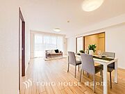 【Living room】広々としたリビングダイニングは、シックでモダンな内装。落ち着いた雰囲気に包まれて、伸びやかな空間の中で、ゆったりと家族団らんのひとときを過ごせます。