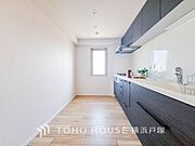 【Kitchen】使い勝手の良い設備のキッチンで効率よくお料理もできます。食する料理に家族が舌鼓を打ち自然と笑いが絶えない空気感がそこに広がります。自慢の腕をふるってください。