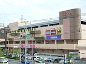 約200もの専門店が集まる首都圏初のオートモール複合施設。ファッション、インテリア、グルメ、スーパーのほか、イベントも充実したショッピングモールです。