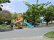 広々とした落ち着いた公園。緑も豊富で天気が良ければ富士山を望むこともできます。