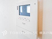 訪問者を玄関まで行かずに確認できます。嫌な訪問者と直接接触しないためトラブルを避けられます。