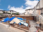 緑豊かな環境に囲まれたこの地に、こだわりの住まいが生まれる日が近づいています。(2026年3月撮影)