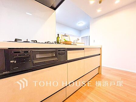 【Kitchen】ご家族みんなで調理ができる位のスペースを実現したキッチン空間となっております。みんなで作った料理を召し上がりながらの会話は、どのような物になるのでしょうか。