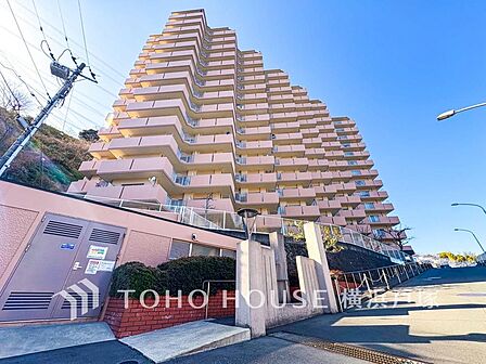 【Entrance】エントランスは毎日の行き帰りで使う大事な空間です。明るい基調で華やかなデザインなので、毎日も気持ちよく、またご友人なども素敵に迎え入れられます。