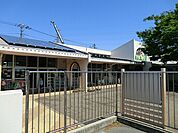 住宅地に位置する保育園。敷地内には畑があり、収穫した作物でクッキングも行っています。