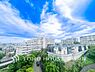 周辺：【View】手を伸ばせば、ふれることが出来そうな環境が、そのままインテリアになったような印象です。その豊かな眺望にふさわしい空間には、通風・採光にも優れ、心地よい光と風があふれています。