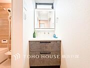 【Powder room】十分な大きさの洗面台は収納もさる事ながら、身だしなみチェックや歯磨きなど、朝の慌ただしい時間でもホテルライクなスペースで余裕とゆとりを感じて頂けます。