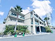【Entrance】家族やゲストをやさしく迎える玄関。シンプルな中にセンスが光る、印象的なエントランス空間。