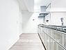 キッチン：【Kitchen】内装の主役でもあり、日常活躍する重要な水回りでもあるからこそ機能性・デザイン性に力を入れております。お手入れのしやすいシステムキッチンを採用しております。