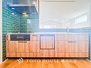 【Kitchen】誰もが使いやすいデザインにこだわったキッチン。プライベートスペースを彩るインテリアとしての美と、快適な日常を支える機能性と強さがひとつになったキッチンです。