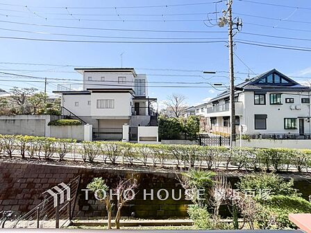 「View」開放感があり、遮るものもなく気持ちのいい景色が広がります。お部屋にも爽やかな風と暖かく柔らかな日差しが差し込み、毎日の暮らしを豊かに彩ります。