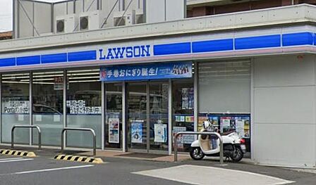 街路に馴染む、マチの健康と癒やしのステーション。こだわりのスイーツやカフェが、慌ただしい日常の合間に甘美なアクセントを添え、心をふっと軽くしてくれるスタイリッシュなリフレッシュスポットです。