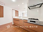 【Kitchen】ご家族みんなで調理ができる位のスペースを実現したキッチン空間となっております。みんなで作った料理を召し上がりながらの会話は、どのような物になるのでしょうか。