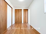 【Room】快適に過ごす条件は、一人ひとり違います。飾リ過ぎないシンプルな内装と偏り過ぎないデザインで統一しております。居住していく中でオーナー様だけの【マイホーム】に創り上げて下さい。