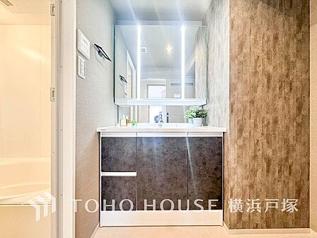 【Powder room】使いやすさとデザイン性を兼ね備えた洗面台。収納スペースも豊富で、毎日の洗面がスムーズで快適に。