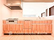 【Kitchen】ご家族みんなで調理ができる位のスペースを実現したキッチン空間となっております。みんなで作った料理を召し上がりながらの会話は、どのような物になるのでしょうか。
