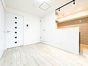 【Living room】家族と過ごすひと時を溢れる光が優しく包み込むリビングダイニング。家族とともに、心穏やかに過ごすひととき。家族との時間、自分の時間を大切にできる空間がここにあります。
