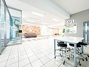 【Entrance】上品で清潔感があるエントランスは住人やゲストを迎え入れ、そして送り出す場にふさわしい上質な空間です。プライベート感が高まるシックな装いのエントランス。