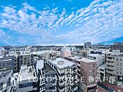 【View】開放感があり、遮るものもなく気持ちのいい景色が広がります。お部屋にも爽やかな風と暖かく柔らかな日差しが差し込み、毎日の暮らしを豊かに彩ります。