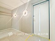 【Entrance】お客様をお迎えする玄関は落ち着いた雰囲気。帰り着くたびに洗練されたテイストの空間に迎えられ誇りと喜びを感じる玄関まわりです。