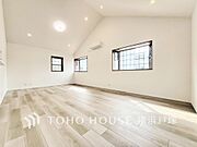 【Living room】ここにはみんなが集い、食事と楽しい会話が始まる。話に夢中になりすぎて、ついつい時を忘れてしまう。
