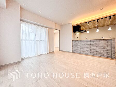 【Living room】家族と過ごすひと時を溢れる光が優しく包み込むリビングダイニング。家族とともに、心穏やかに過ごすひととき。家族との時間、自分の時間を大切にできる空間がここにあります。