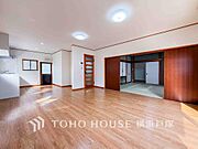 【Living room】家族みんなが爽やかに健やかに過ごせるように、溢れる光をたっぷり取り込んだリビングダイニング。集いの場、憩いの場としての快適性を求めたやすらぎの空間です。