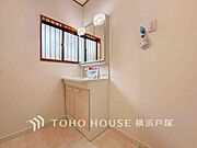 【Powder room】ご家族の1日が始まり、1日の終わりを締めくくる洗面空間。洗濯機を配置しても十分なスペースを確保した設計となっております。
