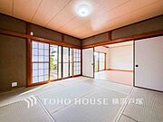 【Japanese－style room】洋室とはまた違った良さがある和室。畳の香りに癒され、和の空間を感じることのできる落ち着きある一部屋です。障子からこぼれる光も優しく心穏やかになる空間です。